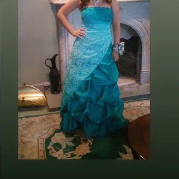 Prom dress - Picture 2 of 2